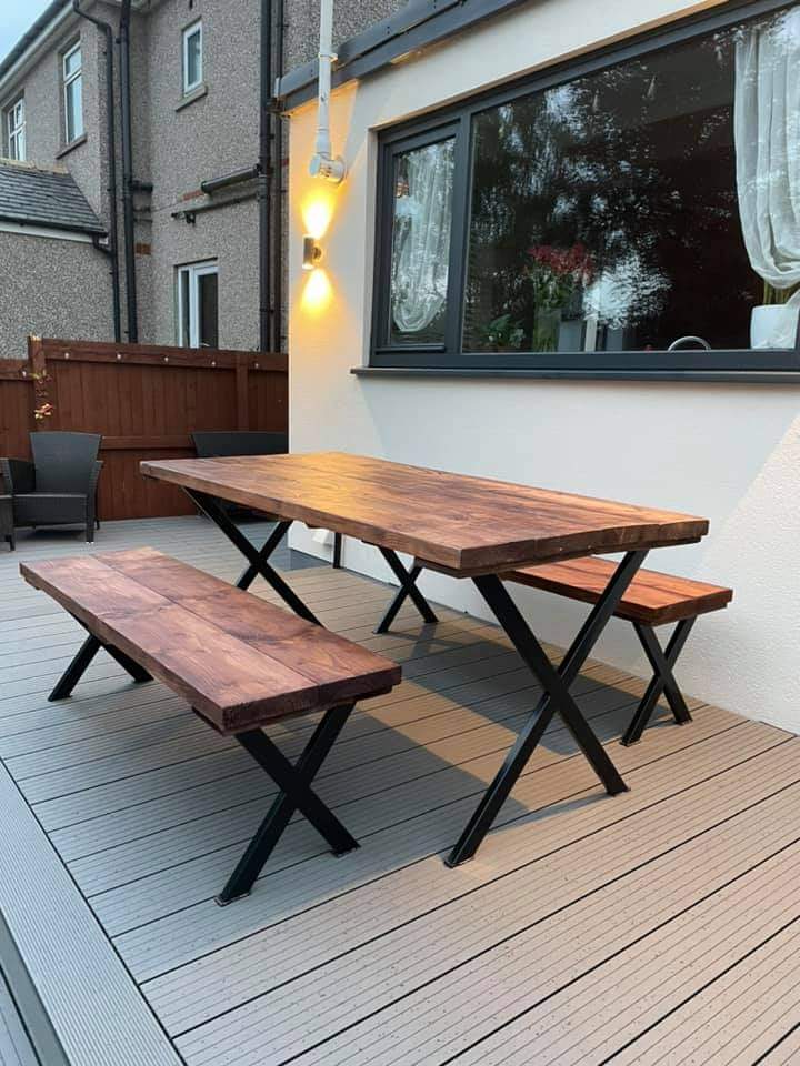 GARDEN TABLE - CROSS LEGS